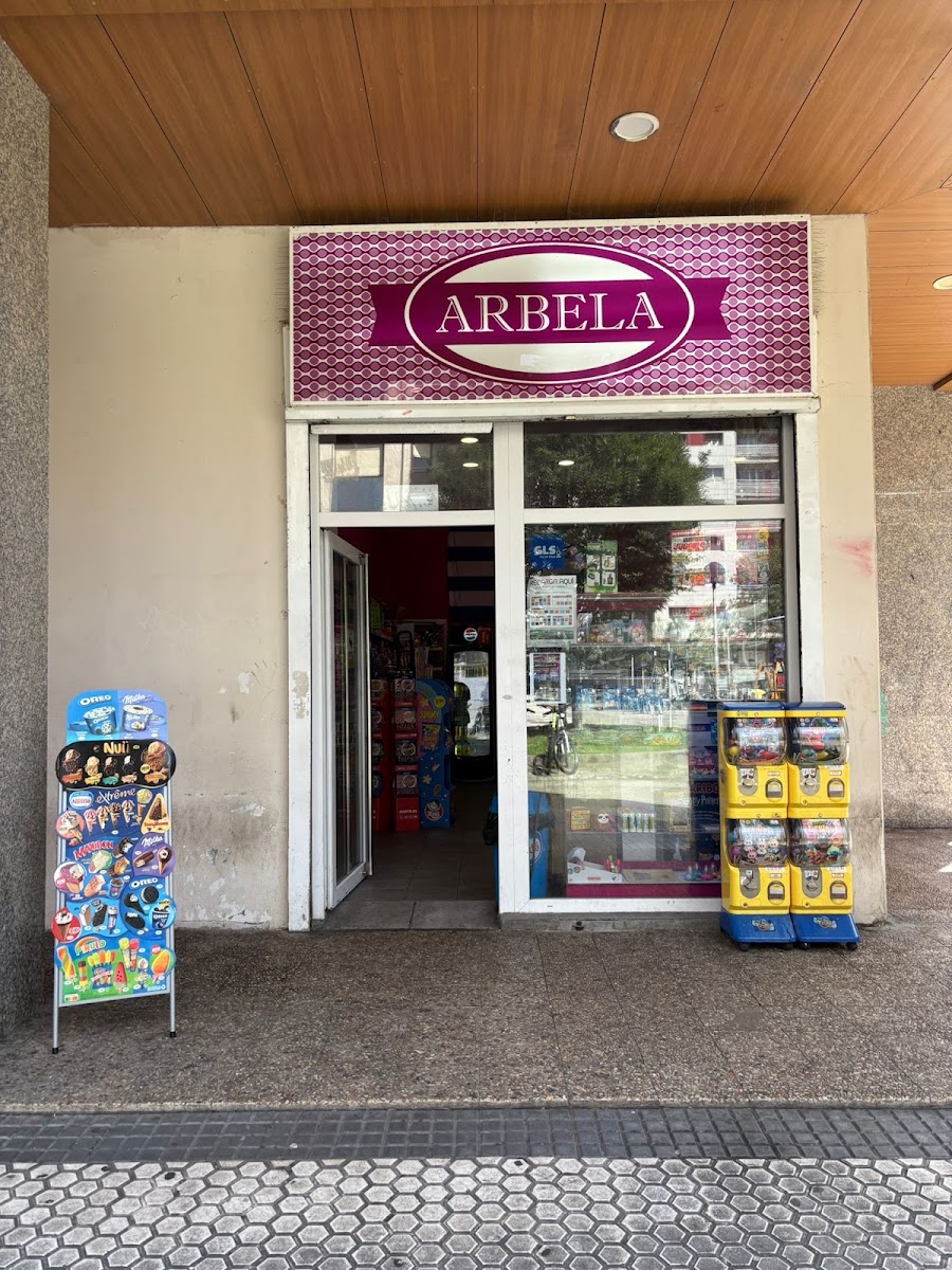 Fachada de la tienda, con las máquinas de bolas en la puerta